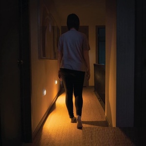 Meilleure alternative au Mr Beams : Veilleuse LED à piles avec détection de mouvement, lumière ambrée, à fixer n'importe où, idéale pour le sommeil - Product Image 4