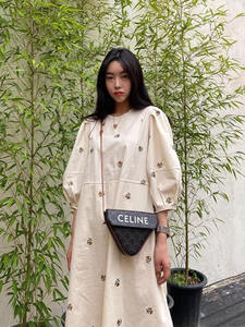 Abito a trapezio in poliestere/cotone con stampa margherite, nuovo modello primavera 2026, ecologico, effetto ringiovanente, stile industriale, con spacco, all'ingrosso - Product Image 3