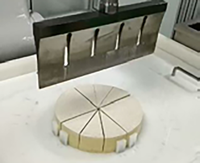 Machine de découpe à ultrasons applicable à : la découpe de gâteaux, de desserts surgelés, de nougat, de barres de céréales, de sandwichs et d'autres produits