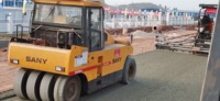 Les rouleaux compresseurs à pneus usagés de marque chinoise de 26 à 30 tonnes, avec une puissance élevée et une utilisation facile, se vendent bien au Pérou.