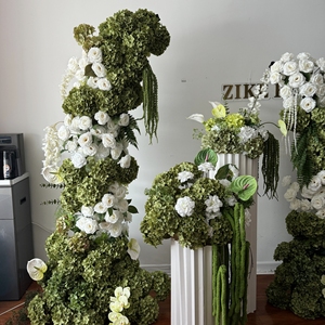 Arreglo Floral de Rosas y Hortensias Artificiales Blancas y Verdes, Perfecto para Fondos de Boda Lujosos y Decoraciones de Mesa - Product Image 6