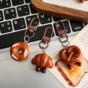 En gros, Porte-clés en résine, Breloque en résine DIY, Pendentif en résine, Accessoire de suspension pour sac à dos et sac, en forme de mini bretzel simulé - Product Image 3