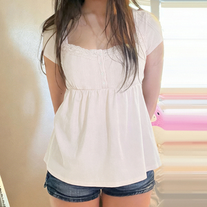 Camiseta de verano para mujer al por mayor, con encaje calado, de manga corta, holgada, estilo babydoll, informal y adelgazante - Product Image 2