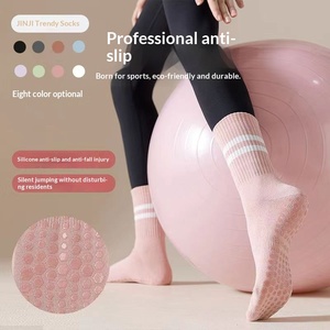 Chaussettes de yoga antidérapantes en gros pour femme, mi-mollet, avec silicone, pour fitness intérieur et sport féminin - Product Image 2
