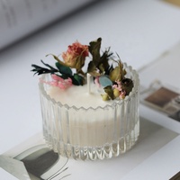 Bougie parfumée personnalisée avec des fleurs séchées dans un bocal à bougie en verre facetté transparent avec couvercle