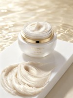 Crème de soin à la perle : Nourrit, illumine le teint, resserre les pores, hydrate, adoucit la peau, film hydratant à formation rapide pour une finition hydratée.