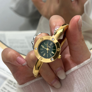 Petite montre en or avec chiffres romains et bracelet serti de diamants - Product Image 2