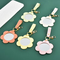 Nouveau miroir de poche en cuir PU, petit miroir de maquillage portable en forme de fleur avec porte-clés, logo personnalisé, miroir compact, cadeaux pour femmes