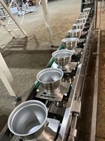 Schrägförderer für Gemüse, Obst, Gefrierfleisch, Fischbällchen, Lebensmittel – Förderband für Schalen, Becher, Eimer für Verpackungsmaschinen