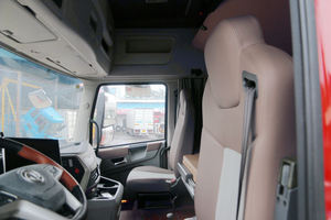 Heavy-Duty Dongfeng Tianlong Diesel Cold Chain Hauler with 9.4m Cargo <b>Box</b> for Professional Cold Chain Logistics - Product Image 6