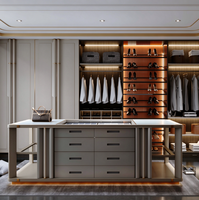 Armoire de chambre à coucher sur mesure de luxe avec portes en placage de bois, rangements ajustables et design italien européen