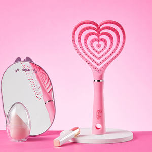 MINISO <span class=keywords><strong>Barbie</strong></span> Series Lindo en forma <span class=keywords><strong>de</strong></span> corazón Forma esponjosa Peine <span class=keywords><strong>de</strong></span> hueso Cabello largo y recto Cojín <span class=keywords><strong>de</strong></span> aire Peine <span class=keywords><strong>de</strong></span> masaje Se puede personalizar - Product Image 1