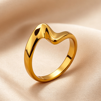 Bague en acier inoxydable plaqué or 18 carats, surface lisse, forme vague irrégulière, cercle courbé Möbius, design de niche