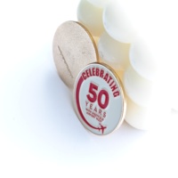 Épinglette en émail personnalisée pour anniversaire, badge rond en émail, épinglette de revers souple en émail rose et blanc, souvenir d'entreprise