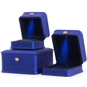 بسعر الجملة من هانهونغ صندوق تعبئة مجوهرات تاج فاخر صندوق قلادة خاتم صندوق مجوهرات أزرق مع ضوء ليد