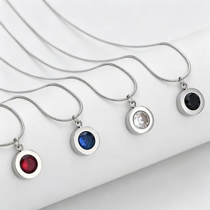 Collar minimalista de cadena de serpiente con colgante circular de bisel de piedra de un solo color, de acero inoxidable, para mujer, joyería apilable para uso diario. - Product Image 1