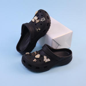 Sabots roses en strass pour femmes, chaussures décontractées d'été avec breloques décoratives, sandales légères en EVA pour la plage et l'extérieur - Product Image 2