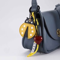 Breloque de sac personnalisée en cuir PU tressé style coccinelle de dessin animé avec breloque cœur et porte-clés