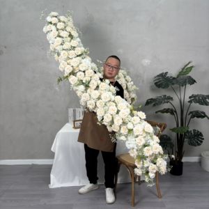 Künstliche Tischdekoration mit Roten Rosen, Künstliche Rosen-Tischmitte, Rosen-Blumenreihe, Falsche Rote Reihe für Hochzeits-Tischdeko - Product Image 1