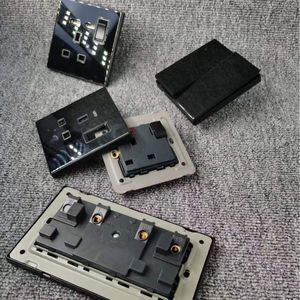 Thương Mại Nước Ngoài Tường Kính Chuyển Đổi 13A Tiêu Chuẩn Anh Ổ Cắm Với USB Một Loại C Cổng Ánh Sáng Màu Đen Tempered Glass Bảng Điều Chỉnh - Product Image 3