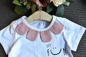Ensemble T-shirt à col en dentelle avec lettres et pantalon uni à nœud décoratif pour filles, idéal pour les anniversaires de bébés et jeunes enfants - Vente chaude - Product Image 3
