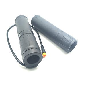 <span class=keywords><strong>Poignée</strong></span> de vélo en caoutchouc antidérapante pièces de vélo de montagne serrure <span class=keywords><strong>poignée</strong></span> de vélo ergonomique vélo de route <span class=keywords><strong>poignée</strong></span> antidérapante - Product Image 1