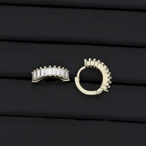 ต่างหูแฟชั่นชุบทอง 14K ประดับเพชรซิร์คอนแบบไมโครอินเลย์ ดีไซน์สวยหรูสำหรับผู้หญิง ต่างหูแบบห่วง ต่างหูหุ้มห่วง อะเรเตส เด มูเยร์ จอยเอเรีย - Product Image 4