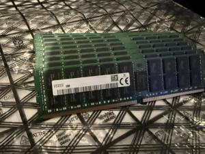 Mémoire serveur haute performance SK HMCG84MEBRA DDR5 32 Go ECC 288 broches RDIMM 4800 MHz PC5-38400 1Rx4 1,1 V CL40 en stock - Product Image 2