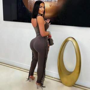 Conjunto de dos piezas ajustado para mujer 2026: Body de jersey con cuello redondo y aberturas, y pantalones de cintura natural transpirables para club. - Product Image 1