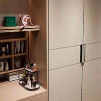 Ensemble multifonctionnel de coiffeuse et bibliothèque de chambre à coucher en bois de pin massif, style européen moderne haut de gamme, avec éclairage LED et rangement, idéal pour appartement