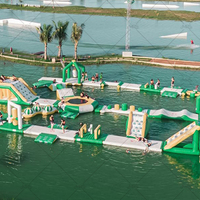 Parc aquatique gonflable commercial géant pour adultes, protection UV, ignifuge, capacité 100-500 kg