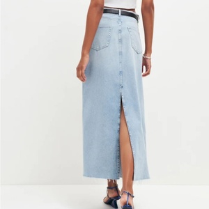 Jupes longues en jean bleu délavé sur mesure de haute qualité avec fente arrière, coupe décontractée, taille naturelle, tissu respirant pour femmes – Vente en gros - Product Image 4