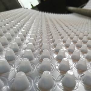 Tabla de drenaje de plástico de alto flujo con canales para paisajismo y drenaje trasero de muros de contención - Product Image 3