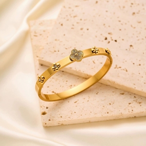 Bracciale in acciaio inossidabile con quadrifoglio tempestato di diamanti, bracciale da donna con fibbia a fiore e farfalla - Product Image 6