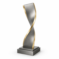 Trophée en verre et cristal avec design encadré de feuilles argentées sur base étagée, récompense sportive gravée sur mesure