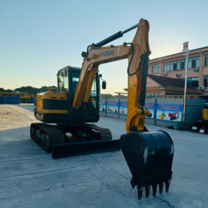 Mini-excavatrice HYUNDAI 60VS d'occasion de bonne qualité, moteur diesel Yanmar, modèle 2022, faible nombre d'heures, état parfait pour l'aménagement paysager et la construction - Product Image 1