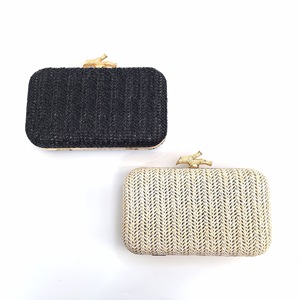 Pochette de soirée élégante et luxueuse en paille naturelle avec fermoir en forme de brindille pour femme, idéale pour les occasions formelles - Product Image 2
