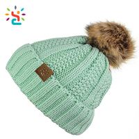 Modische Damen Dicke Zopfmuster-Strickmütze mit Kunstfell-Bommel, Wintermütze mit Umschlagrand, Anpassbares Logo, Leder-Patch-Beanie