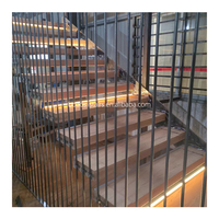 Escalier moderne en bois pour hall d'appartement intérieur, à monopoutre flottante, avec garde-corps personnalisé en acier/verre pour sous-sol