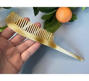 Peigne en corne naturelle poli à la main pour une coiffure lisse, douce pour le cuir chevelu et idéale pour la routine quotidienne des cheveux - Product Image 1