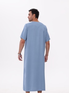 เสื้อโทบผ้าฝ้ายสีฟ้าอ่อนสำหรับผู้ชาย แขนสั้น คอกลม สีพื้น ระบายอากาศได้ดี สวมใส่สบายๆ ทุกวัน สไตล์ตะวันออกกลาง ความยาวคลุมเท้า - Product Image 5