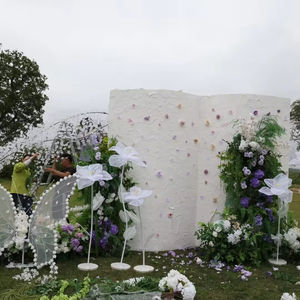 Flores Blancas Hechas a Mano con Serigrafía para Sesiones de Fotos Románticas de Bodas, Decoración de Ventanas y Diseño de Caminos con Flores de Hilo - Product Image 4