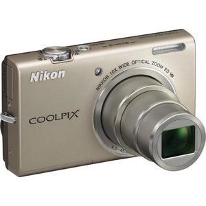 กล้องที่ใช้แล้ว COOLPIX S6200 16 กล้องดิจิตอลพร้อมเลนส์กระจก NIKKOR ED แบบออปติคอล 10 เท่า และวิดีโอ HD 720p (สีเงิน) - Product Image 1