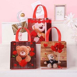 Sac fourre-tout non tissé personnalisé avec logo imprimé pour la vente au détail, sac de courses non tissé avec motif ours pour la Saint-Valentin - Product Image 4