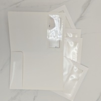 Dossier de présentation personnalisé avec fenêtre découpée en plastique transparent, finition brillante et laminée