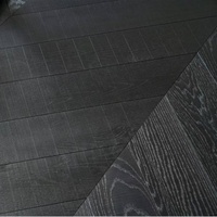 Weiß gebürsteter, schwarzer, mehrschichtiger Engineered Wood Bodenbelag mit Fischgrätmuster, massives Eichenparkett, Chevron-Verbundholzböden