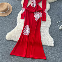Robe longue sirène élégante pour femme à manches longues et col montant avec applique florale blanche et taille découpée pour les fêtes et le quotidien