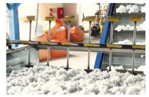 Fibres de polyester recyclé écologiques, 100 % paillettes de bouteilles PET, fibres courtes blanches brutes de 32 mm à 102 mm pour le rembourrage d'oreillers - Product Image 2