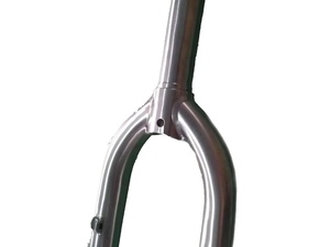 Garfo Dianteiro NH NH-FK2 em Liga de Titânio 700C para Bicicletas de Estrada e Montanha com Freio a Disco e Eixo Passante, Cinza Titânio - Product Image 2