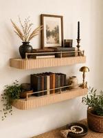 Étagère murale flottante cannelée arrondie avec rail de galerie en laiton, style moderne du milieu du siècle, pour rangement et présentation dans le salon ou la chambre